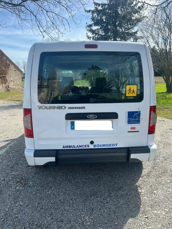 Véhicule adapté TPMR (permettant le transport de personne en fauteuil roulant)
 
 à la location : 
 - Assuré tous risques 
 - faible franchise 
 - Permis B (+ de 21 ans / 2 ans de permis) 

ou avec chauffeur : 
 - Dimanche / jour férié
 - Prise en charge et dépose à ladresse de votre choix
 - Longue distance 

Devis gratuit par mail sur bourgeotlocation@outlook.fr ou par téléphone au 04.70.64.95.78